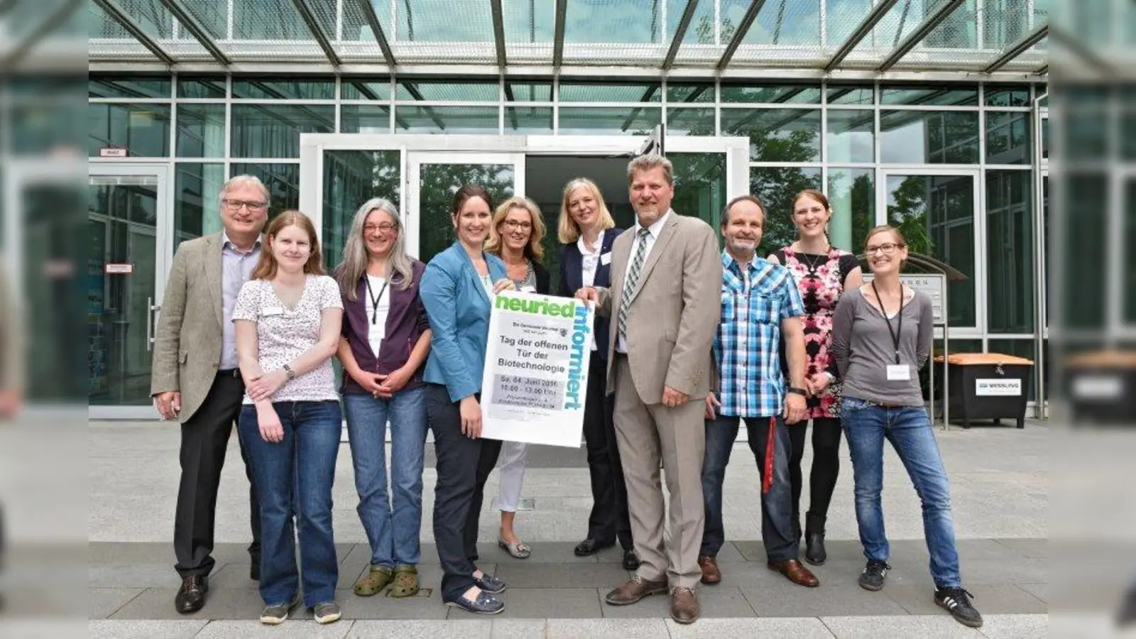 Bürgermeister Harald Zipfel (Vierter von rechts), Wirtschaftsbeauftragte Christiane Loge (Vierte von links) sowie Vertreter der Firmen Baseclick GmbH, MAB Discovery GmbH und Mikrogen GmbH &amp; Wessling GmbH. (Foto: Jürgen Sauer)