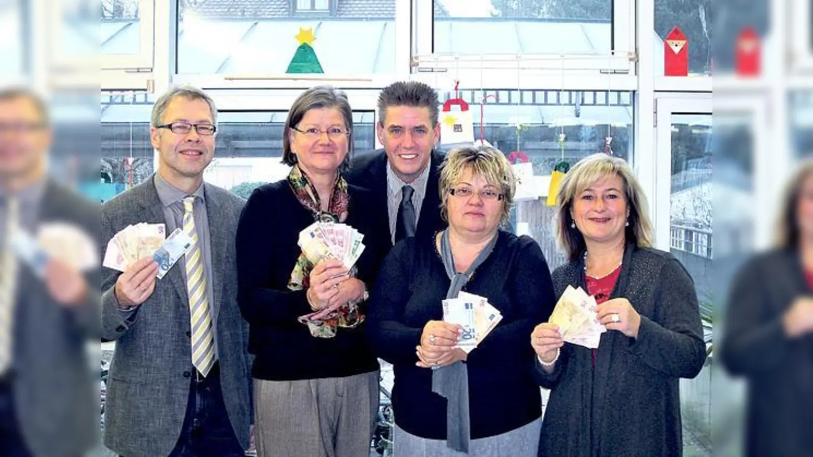 DJ Chris Accardo (Mitte) übergab die 760 Euro Einnahmen aus der 80er-Jahre-Party an Vertreter von Schulen und Kindergärten.	  	 (Foto: Ev.-Luth. Kirchengemeinde Unterhaching)