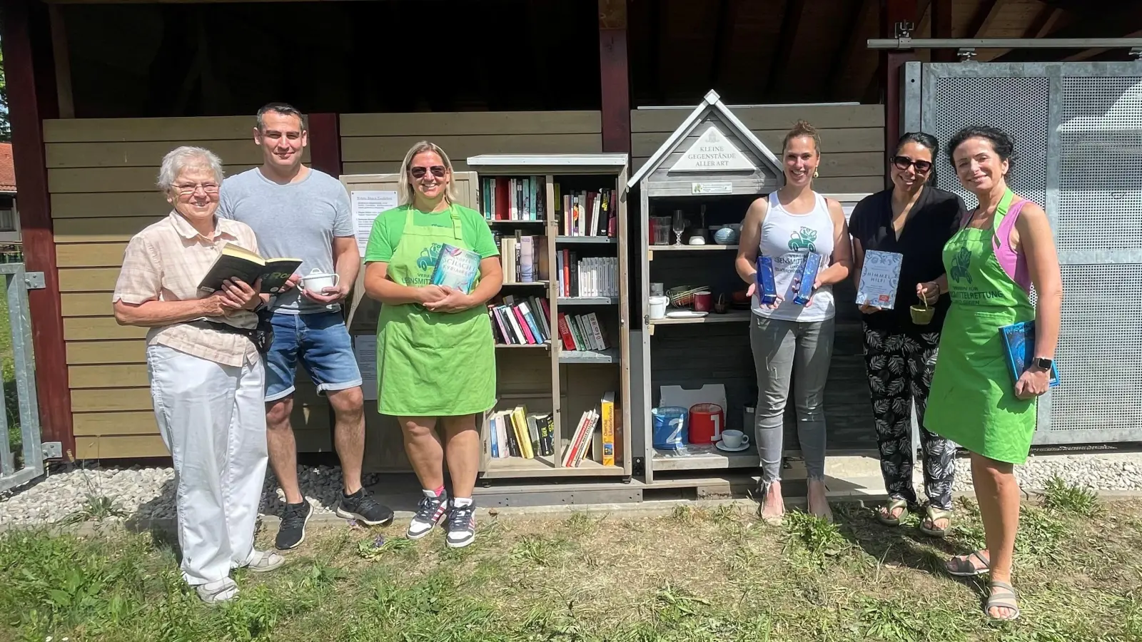Sabine Spieler (3.v.r.) vom Verein für Lebensmittelrettung und gegen Ressourcenverschwendung e.V. und ihre engagierten Mitstreiter freuen sich über den neuen Standort der Tauschschränke. (Foto: hw)