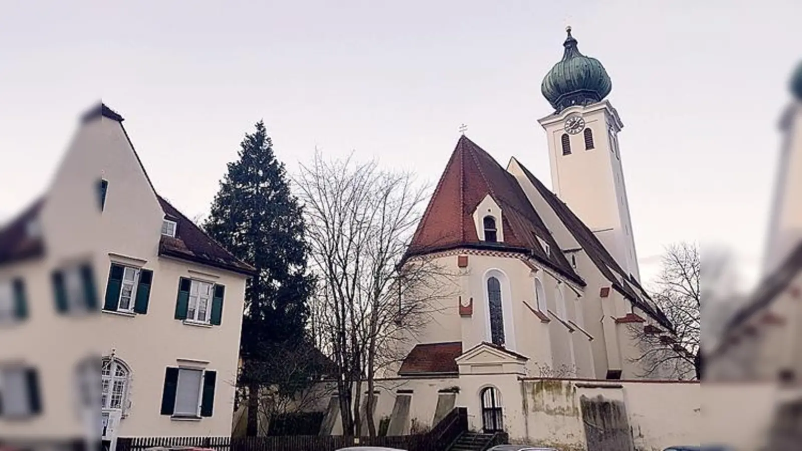Die Kirche Maria Ramersdorf wird derzeit generalsaniert. Ebenso wie das Pfarrhaus ist sie denkmalgeschützt  und Teil des ensemblegeschützten ehemaligen Dorfkerns.	 (Foto: bs)