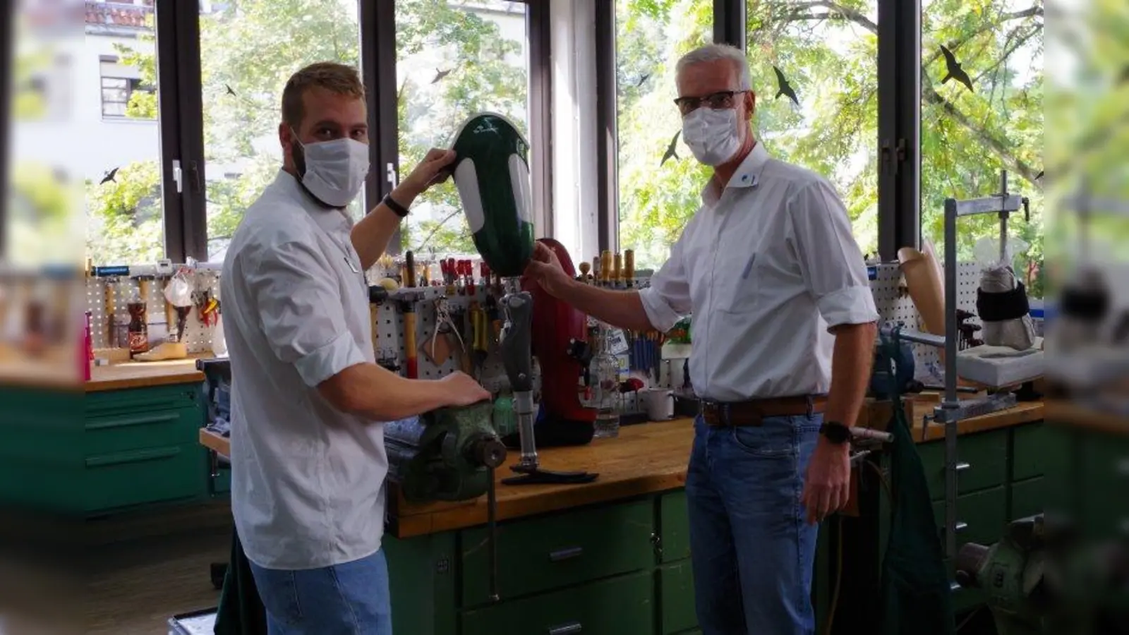 Im Sanitätshaus Samberger wird für jeden Kunden an der perfekten Passform gefeilt. Im Bild sind die Experten für Orthesenversorgung bei Samberger zu sehen: Matthias Daniel (links) mit Christoph Hofmaier. (Foto: kö)