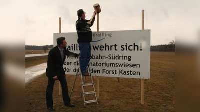 Bauamtsleiter Michael Kuch (links) und Bauhofleiter Josef Huber befestigten am vergangenen Freitag die beiden Schilder „Krailling wehrt sich“ auf der Sanatoriumswiese. (Foto: US)