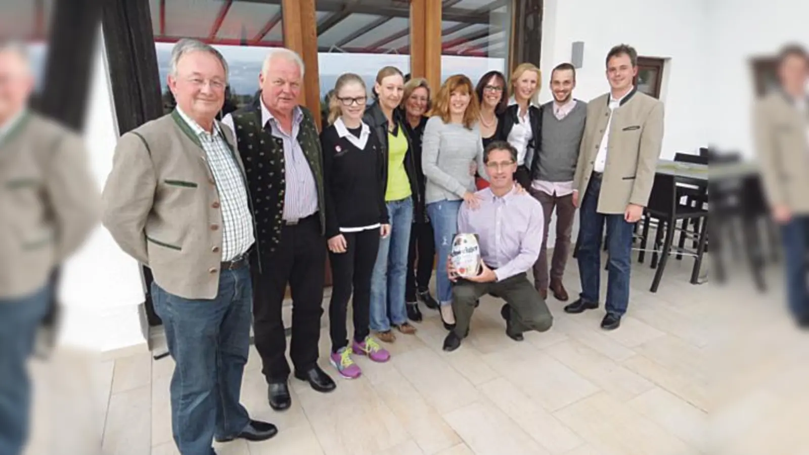 Ludwig Schweiger sen. (l.) und Ludwig Schweiger jun. (r.) mit den strahlenden Siegern.  (Foto: VA)