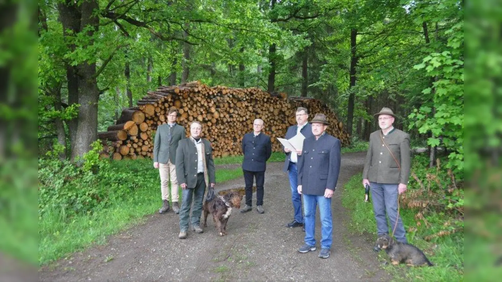 Der neue Jagdberater Clemens von Trebra-Lindenau zusammen mit Georg Bichler, Stellvertreter Georg Walter, Landrat Stefan Löwl, Dierk Sommermann und Walter Winkler (von links). (Foto: LRA Dachau)