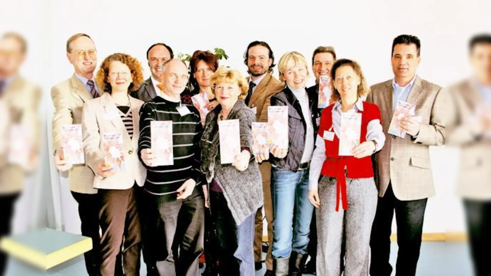 Die Vertreter der Kooperationspartner ziehen in Sachen Nachbarschaftshilfe an einem Strang. Moosachs BA-Vorsitzende Johanna Salzhuber (6.v.l.) ist froh, dass das Vorhaben im Viertel nun in Angriff genommen wird. (Foto: ko)