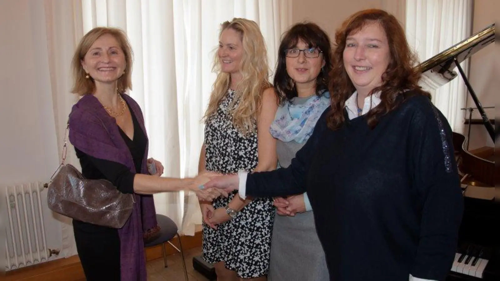 Der Vorstand des Vereins: Kerstin Ebermann, Katja Hoffmann-Thiel und Tatjana Pittroff (von rechts) mit Ingrid Haussmann vom Bezirksausschuss 23. (Foto: pi)