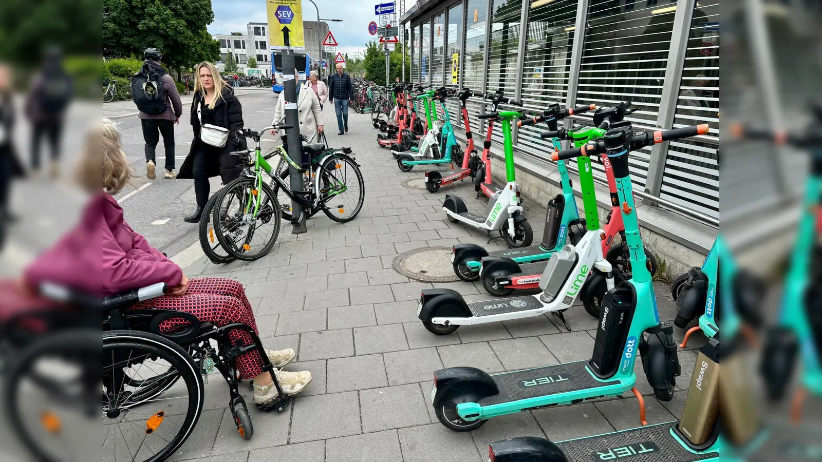 Das wilde Abstellen von E-Rollern am Nordausgang des Pasinger Bahnhofs bereitet Passanten große Probleme. (Foto: Ulrike Seiffert)