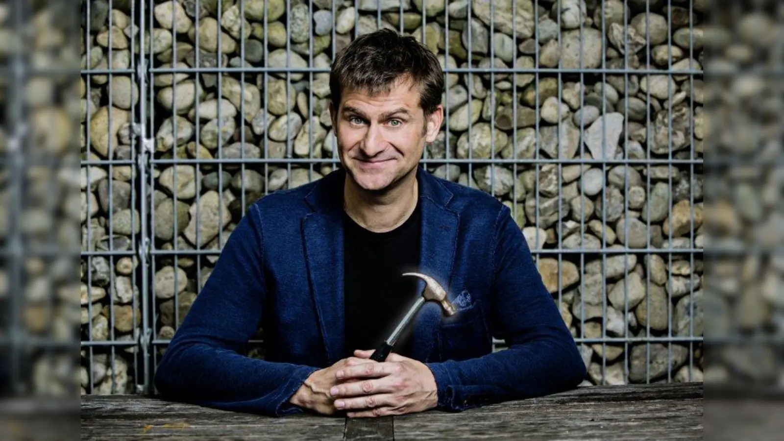 Michael Altinger entführt sein Publikum wieder einmal nach Strunzenöd. (Foto: Martina Bogdahn)