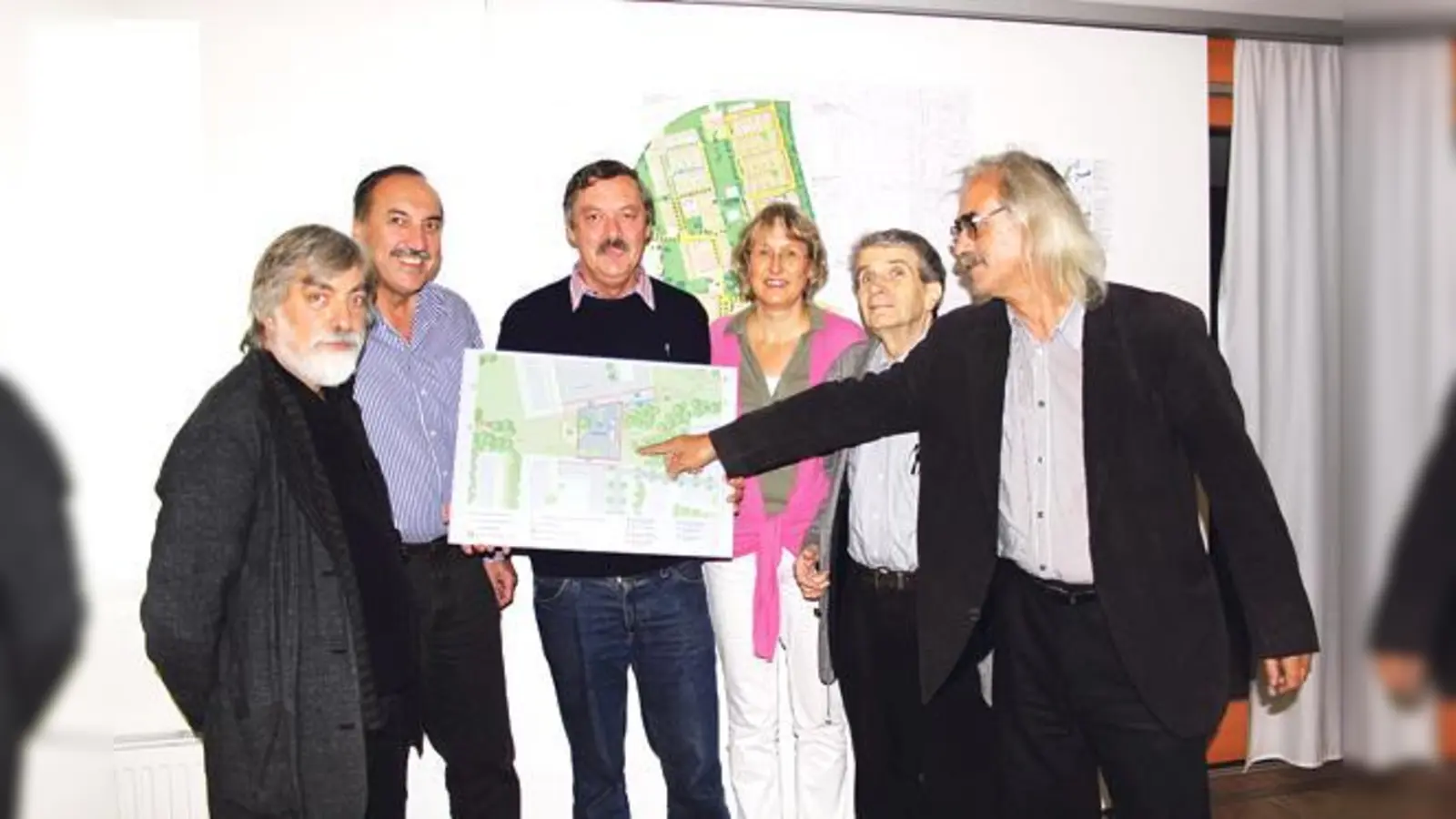 Die Verantwortlichen vom »Forum Quartiersentwicklung« rund um Karin Heese haben vergangenen Mittwoch Interessierten das Umfrageergebnis zum künftigen Stadtplatz präsentiert.	 (Foto: ko)