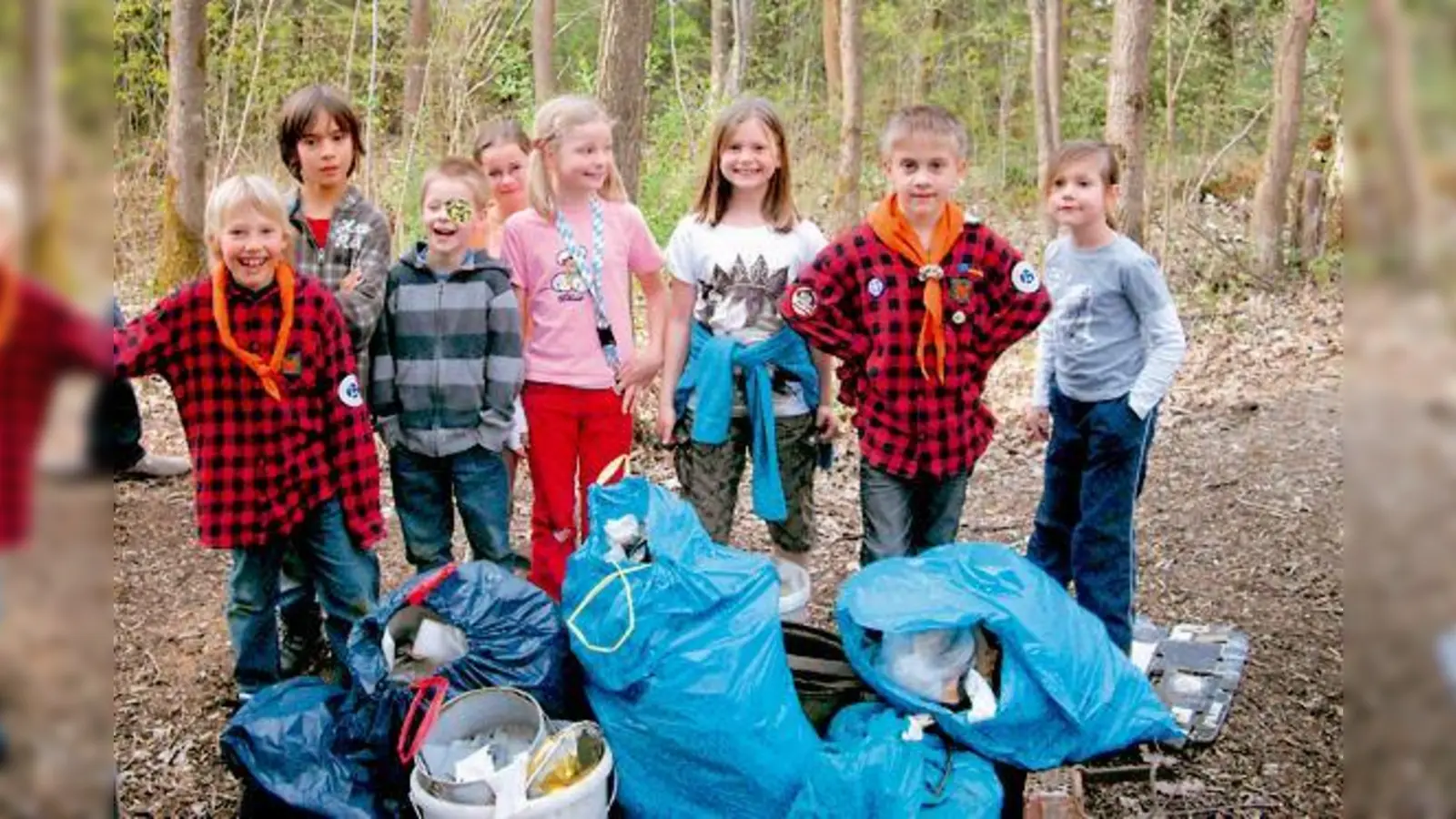 Die Wölflinge mit einem Teil des gesammelten Mülls.  	 (Foto: Felix Beck)