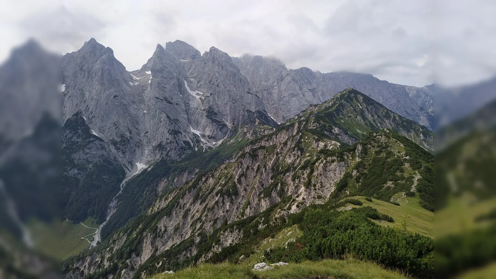 Der ungemein aussichtsreiche Weg vom Feldberg hinüber zum Stripsenkopf ist ein Genuss für jeden Bergwanderer. (Foto: Stefan Dohl)