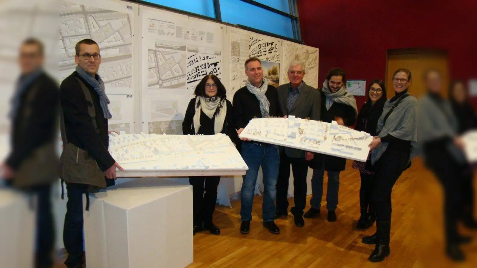 Die beiden Siegergruppen stellten ihre Modelle vor. (Foto: pst)