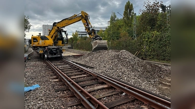 Die Arbeiten an der Elektrik am Bahnhof Therese -Giehse -Allee und an der Weichenanlage in Neuperlach Süd laufen auf Hochtouren.  (Foto: SWM/MVG)