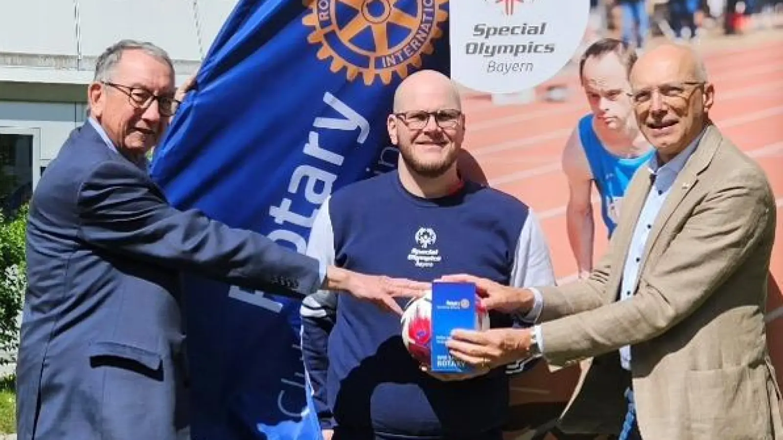 Freude bei der Spendenübergabe (v.l.): Burkard Rappl (Vorstand Rotary Germering Stiftung), Sebastian Stuhlinger (Geschäftsführer SOBY) und Rino Woyczyk (Präsident Rotary Club Germering). (Foto: Rotary Club Germering)