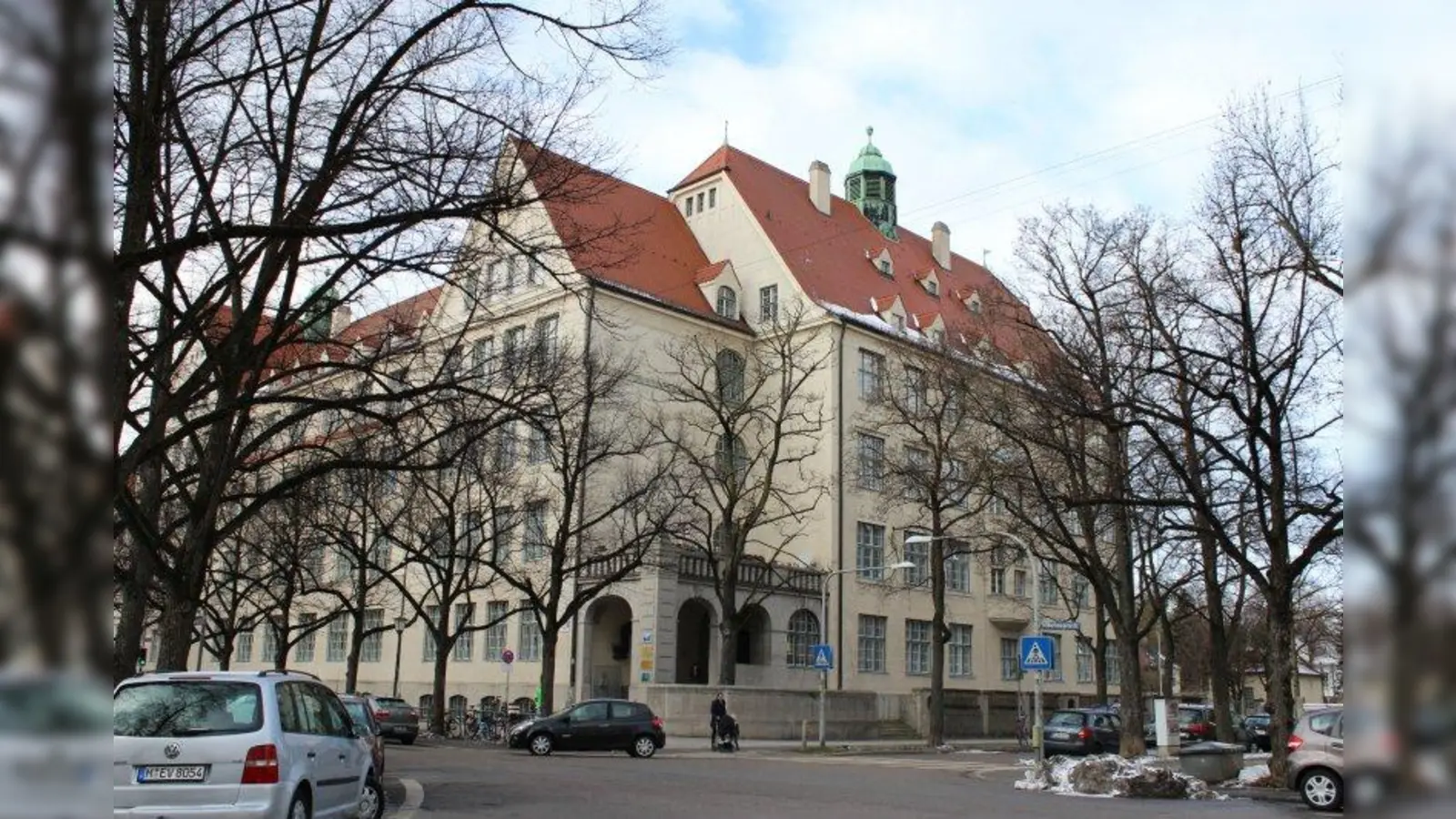 Geht es nach dem Bezirksausschuss Neuhausen-Nymphenburg (BA 9), dann muss die Grund- und Mittelschule am Winthirplatz umgehend in das 3. Schulbauprogramm aufgenommen werden. (Foto: sb)