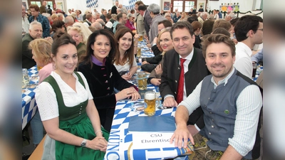Die CSU beim Haderner Dorffest: Stadträtin Veronika Mirlach. Landwirtschaftsministerin Michaela Kaniber und Europa-Kandidatin Tina Pickert (von vorne, links) mit Stadtrat Matthias Stadler, CSU-Bezirksvorsitzendem und Justizminister Georg Eisenreich und Europa-Kandidatin Cornelia von Schaabner (von vorne, rechts). (Foto: job)