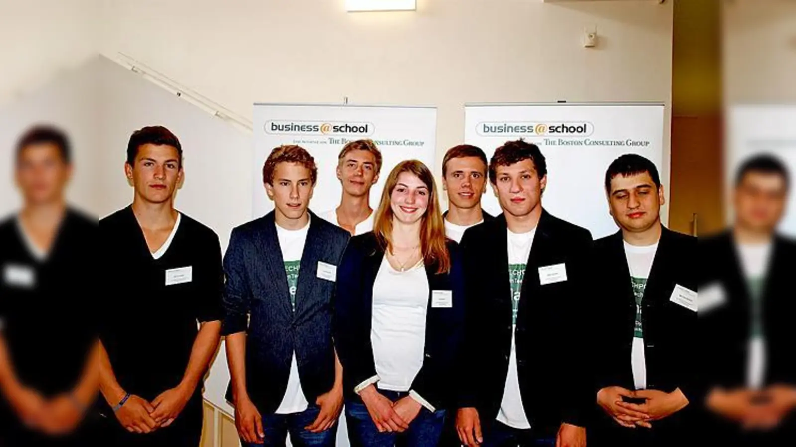Moritz Glaab (18), Felix Lötzerich (17), Florian Stadler (17), Jana Neef (17), Sebastian Eichhorn (17), Mark Opeskin (18) und Michael Rankov (v. l.)  haben einen tollen zweiten Platz belegt.	 (Foto: VA)