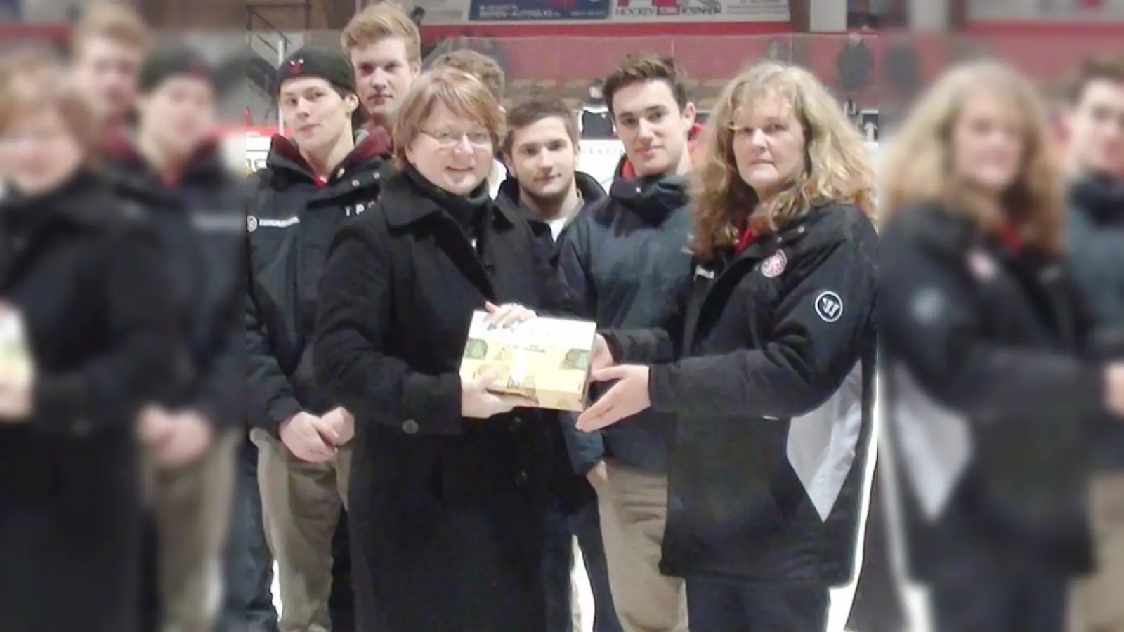 1.000 Euro spendete der EHC-Nachwuchs an die Kinderkrebshilfe Ebersberg.  (Foto: smg)