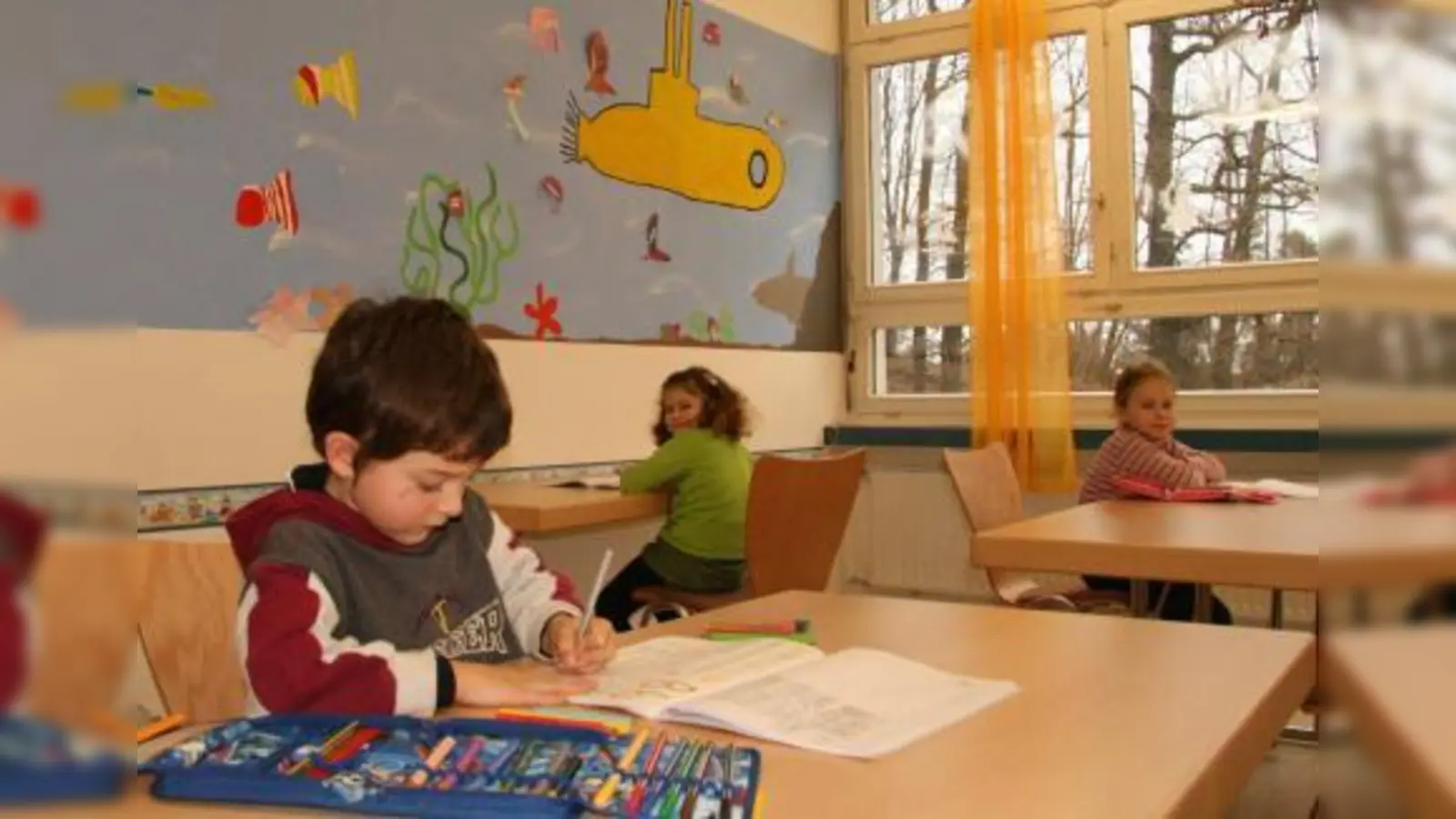 Endlich gibt es genügend Räume für den Kraillinger Grundschulhort. Die Erstklässler Simon, Marie-Louise und Andrea (v.l.) freuen sich über viel Platz für die Hausaufgaben. (Foto: US)