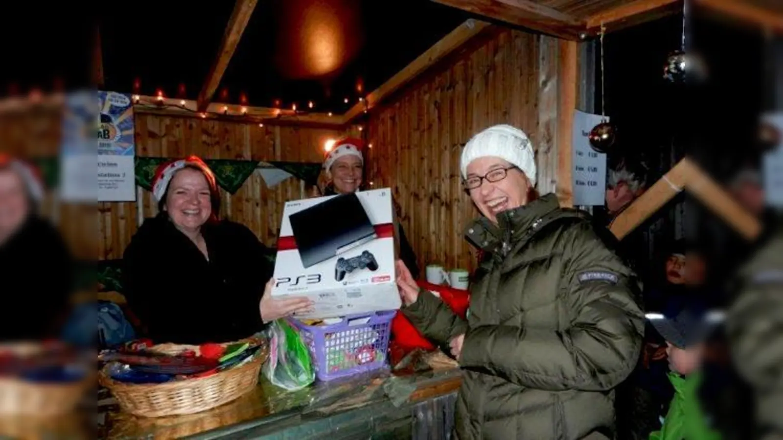 Diese glückliche Kirchheimerin konnte den Haupt- gewinn der Tombola mit nach Hause nehmen: eine Playstation 3.	 (Foto: Privat)