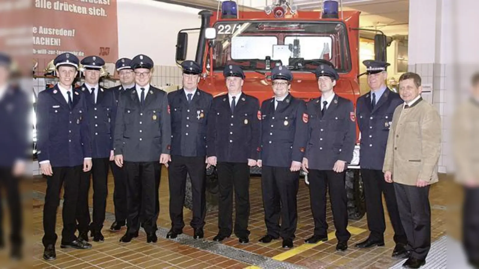 J. Bußjäger (1. Kommandant), A. Schmidt (Stellv. Kommandant), A. Mur (Kreisbrandmeister), M. Willautzkat, J. Kok, A. Schwarz, C. Kapfhammer, U. Unterbichler, W. Kainz-Huber (Vorstand Feuerwehrverein), Erster Bürgermeister Klaus Korneder (v.l.).  (F.: privat)