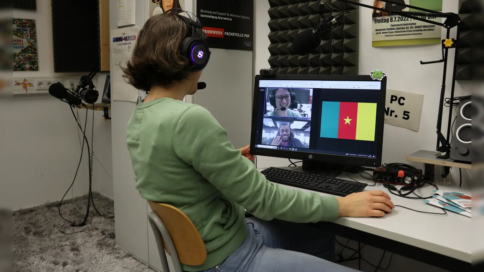 Kontakt zu Kindern und Jugendlichen in Kamerun kann man in der Feierwerk Funkstation aufnehmen.  (Foto: Feierwerk e.V.)