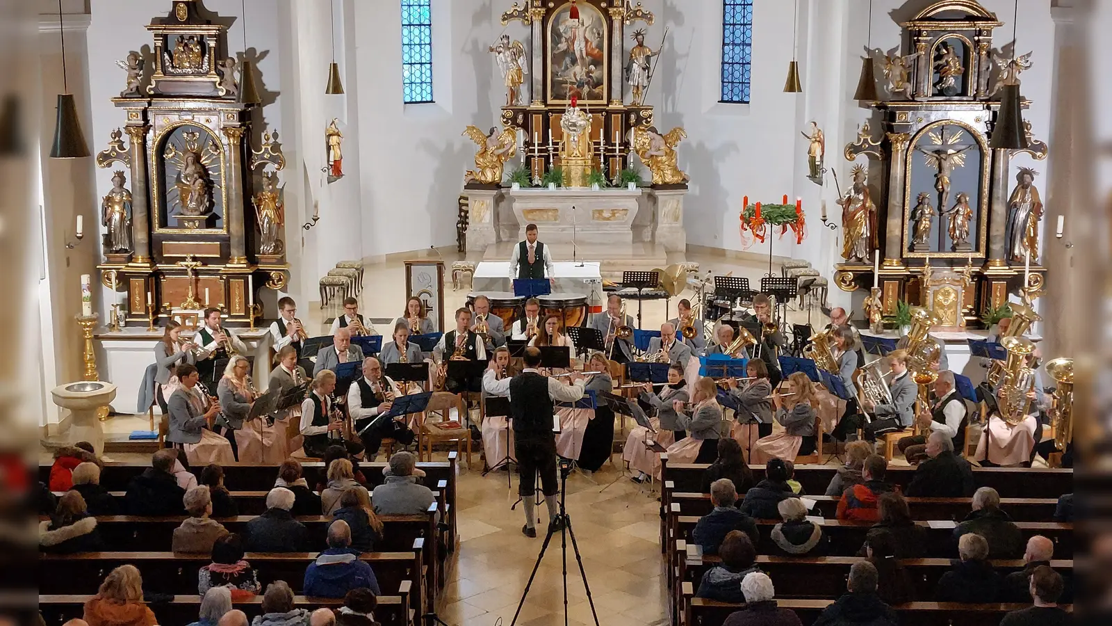 Die Feldkirchner Blaskapelle musiziert in der Kiche St. Jakobus. (Foto: Feldkirchner Blaskapelle)