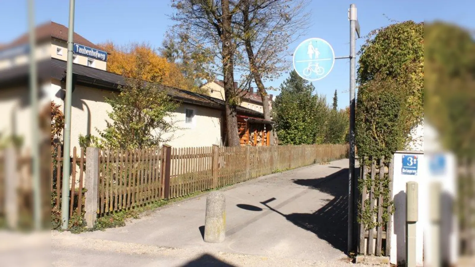 Vorher: der gefährliche Betonpoller am Taubenhofweg. Gerade in der Dämmerung war er schwer zu erkennen. (Foto: job)