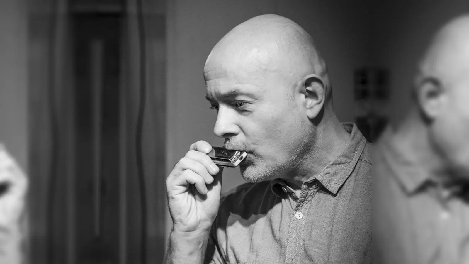 Thomas Hippe vermittelt bei dem Bluesharp-Grundkurs Wissenswertes rund um die Mundharmonika. (Foto: Hilke Opelt)