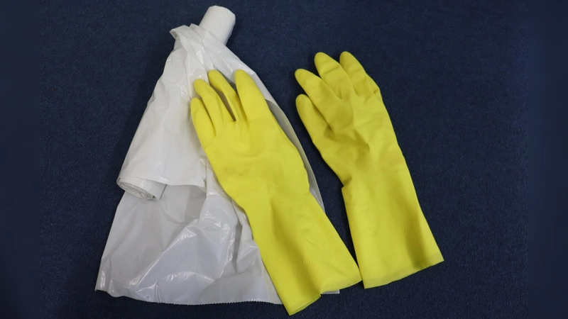 Mit Handschuhen und Müllsack geht es beim Ramadama durch die Fröttmaninger Heide.  (Foto: mha)