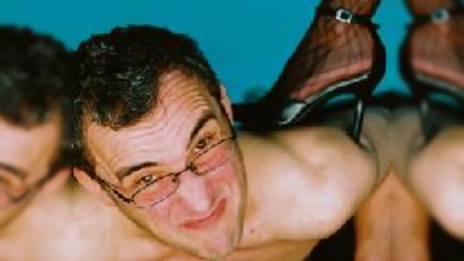 Von den Frauen missverstanden, flüchtet Frauenversteher Herrmann vom Therapeuten auf die Bühne.  (Foto: VA)