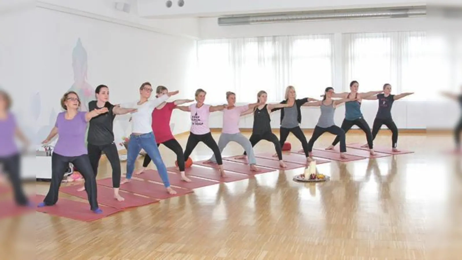 Mit Eifer und Begeisterung waren die Reiterinnen bei der Yogastunde mit Jessica von Bredow-Werndl (6. von li) und ihrer Mutter Micaela Werndl (7. von li) dabei.	 (Foto: ek)