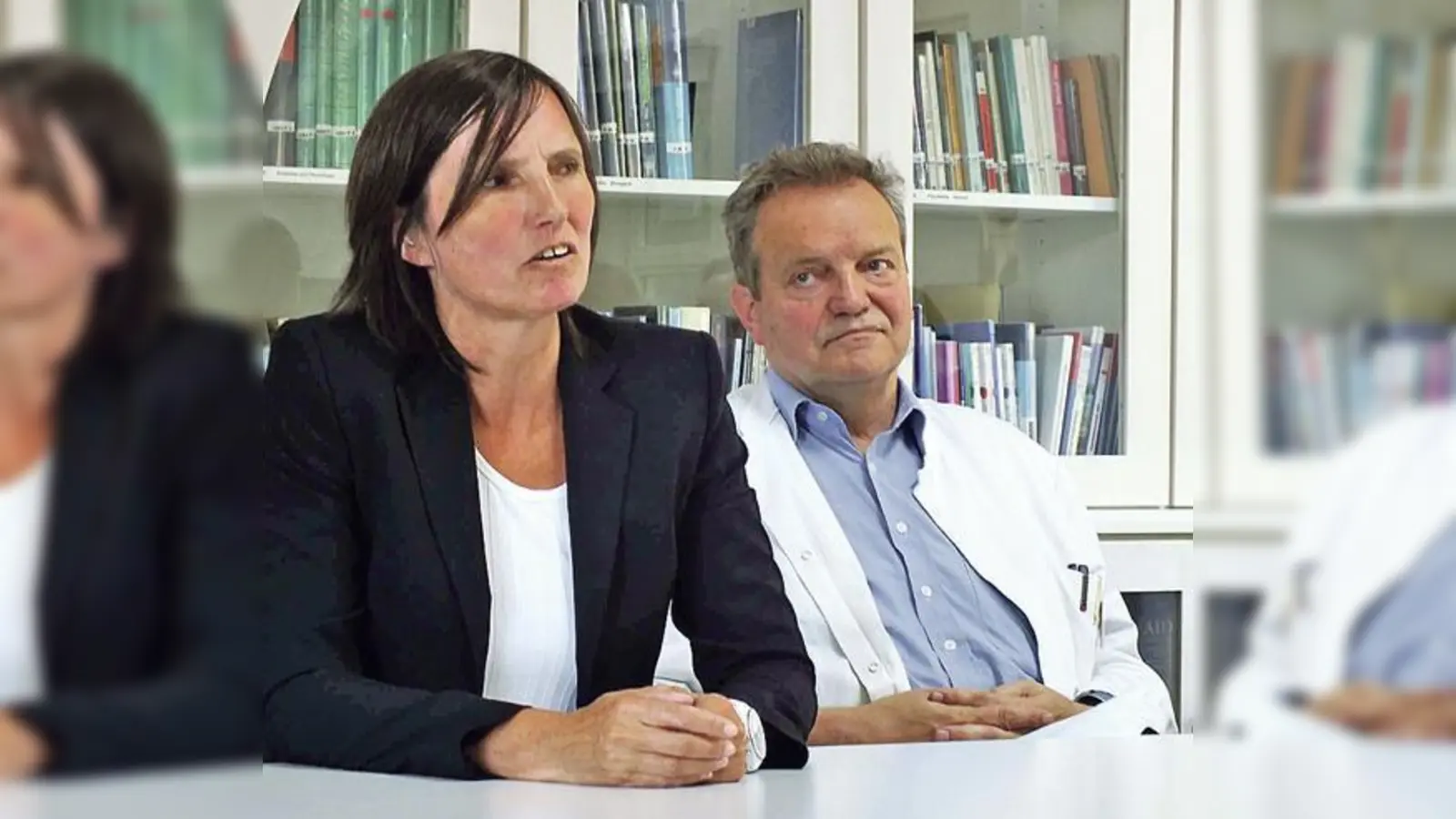 Verena Klein mit ihrem Vorgänger im Amt, Matthias Dose. Die Ärztin leitet jetzt den Maßregelvollzug im Klinikum Taufkirchen (Vils). 				          (Foto: sy)