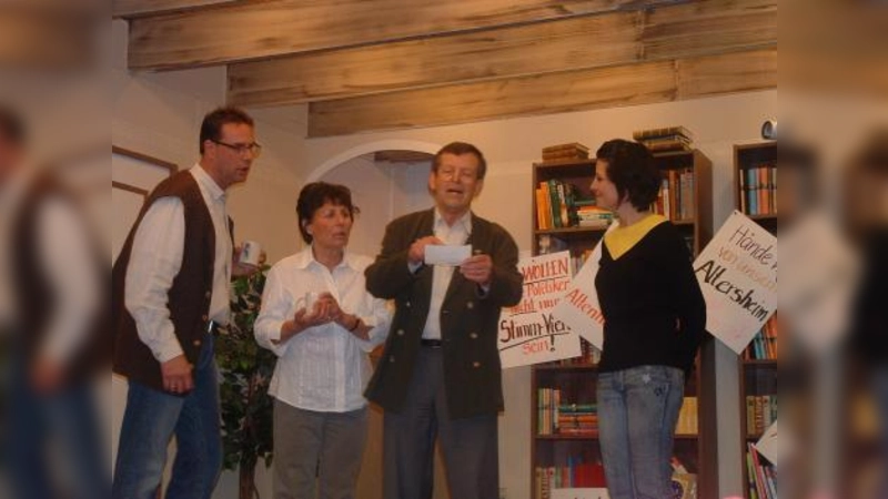 Überraschung für Samuel Geist: v.l. Michael Schlembach als Arzt Reiner Wolf, Bärbel Schaupp, Peter Schaupp und Kerstin Mundl. (Foto: bb)