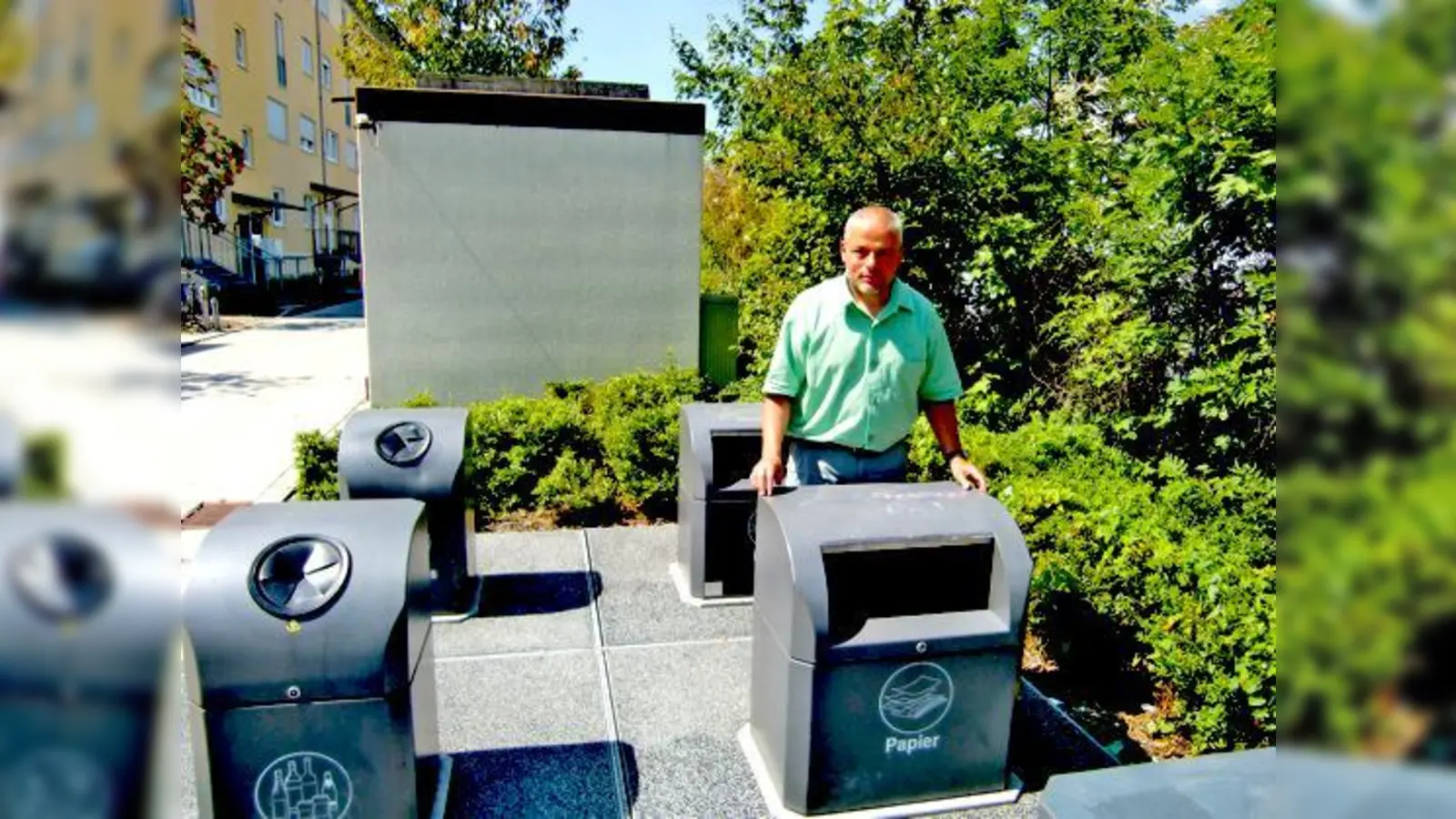 Umweltreferent Michael von Ferrari präsentiert die Unterflur-WSI an der ­Blumenstraße in Haar, die weder Dreck noch Lärm verursachen.	 (Foto: ikb)