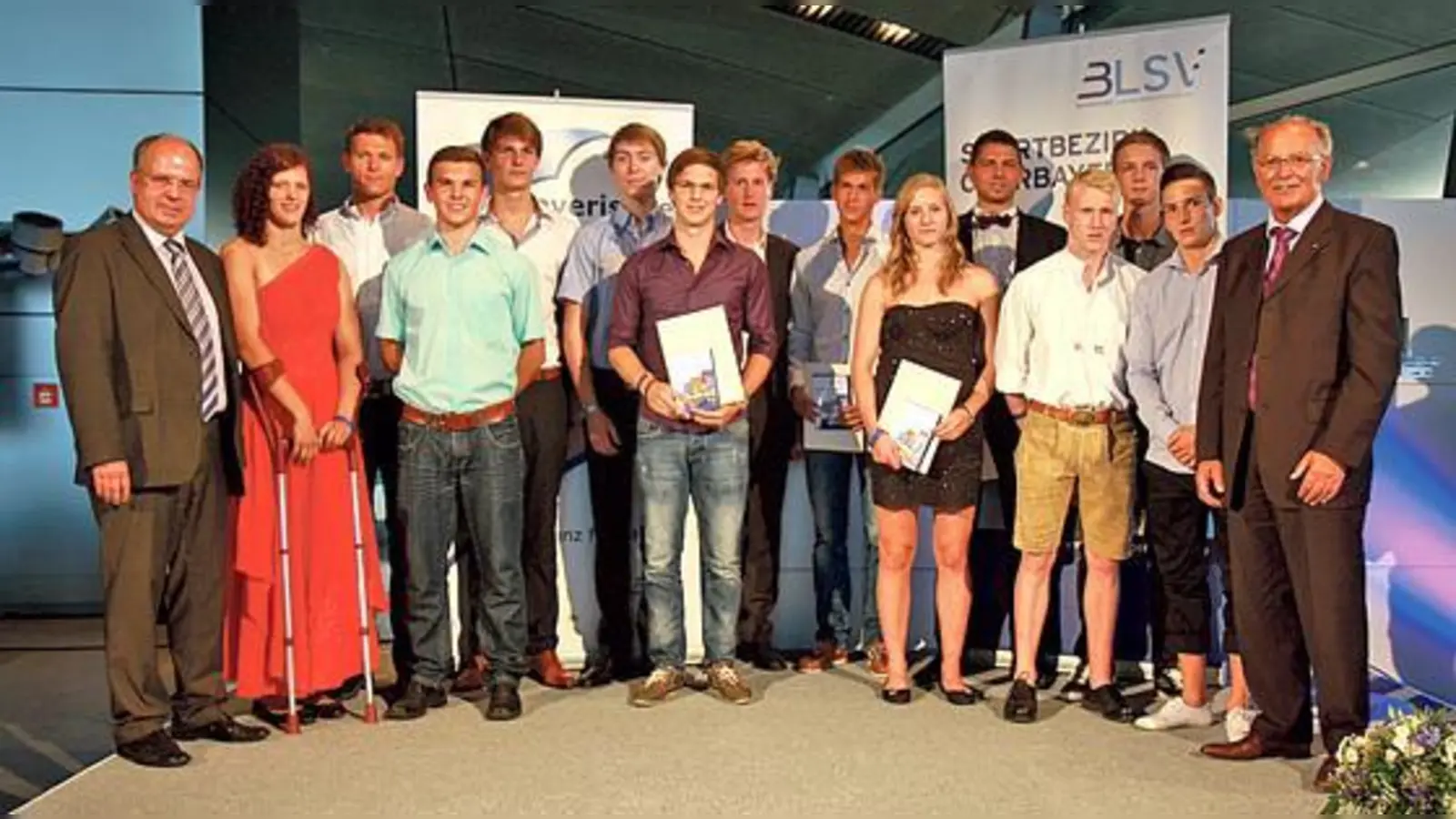 Auf dem Gruppenfoto der geehrten Sportler fehlt Tobias Potye: Der Hochspringer vom FC Aschheim hatte gerade einen Wettkampf.	 (Foto: alpenPR)