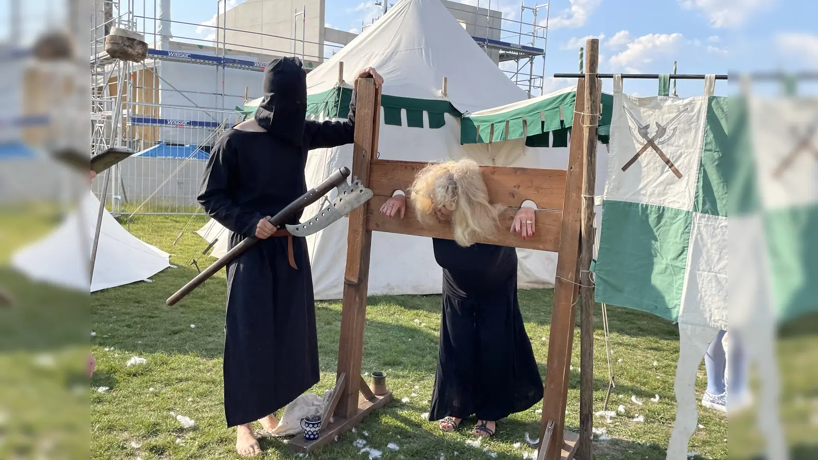 Der Henker hatte viel zu tun. Freiwillig steckten „Delinquenten” ihren Kopf durch den Pranger. (Foto: pst)