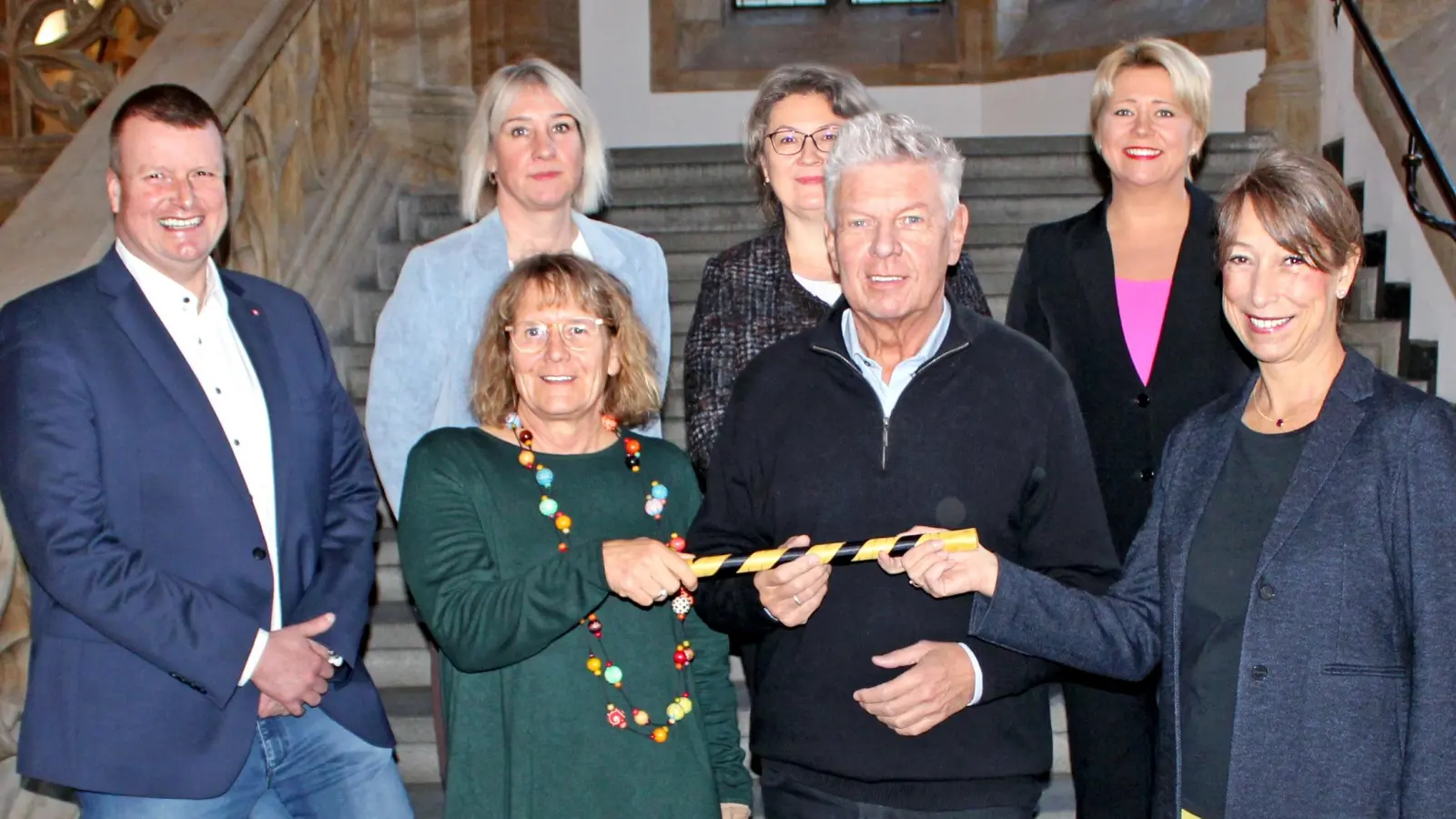 Der Staffelstab wird übergeben (vorne von links): Karin Majewski (Der Paritätische), Dieter Reiter (Oberbürgermeister), Julia Sterzer (AWO München-Stadt) sowie (hinten von links) Harald Bachmeier (Caritas), Grit Schneider (Der Paritätische), Olga Albrandt (Israelitische Kultusgemeinde), Andrea Betz (Diakonie). (Foto: AWO München-Stadt)