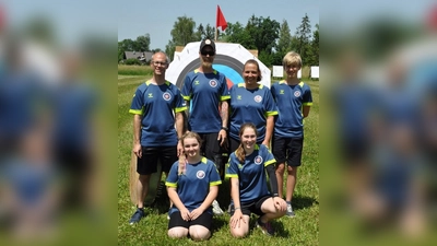 Erfolgreiche Truppe: v.l. Trainer Manfred Horsch und Stefan Huber, Andrea Horwath, Felix Karl, vorne Amelie Huber und Greta Schabel (Foto: Verein)