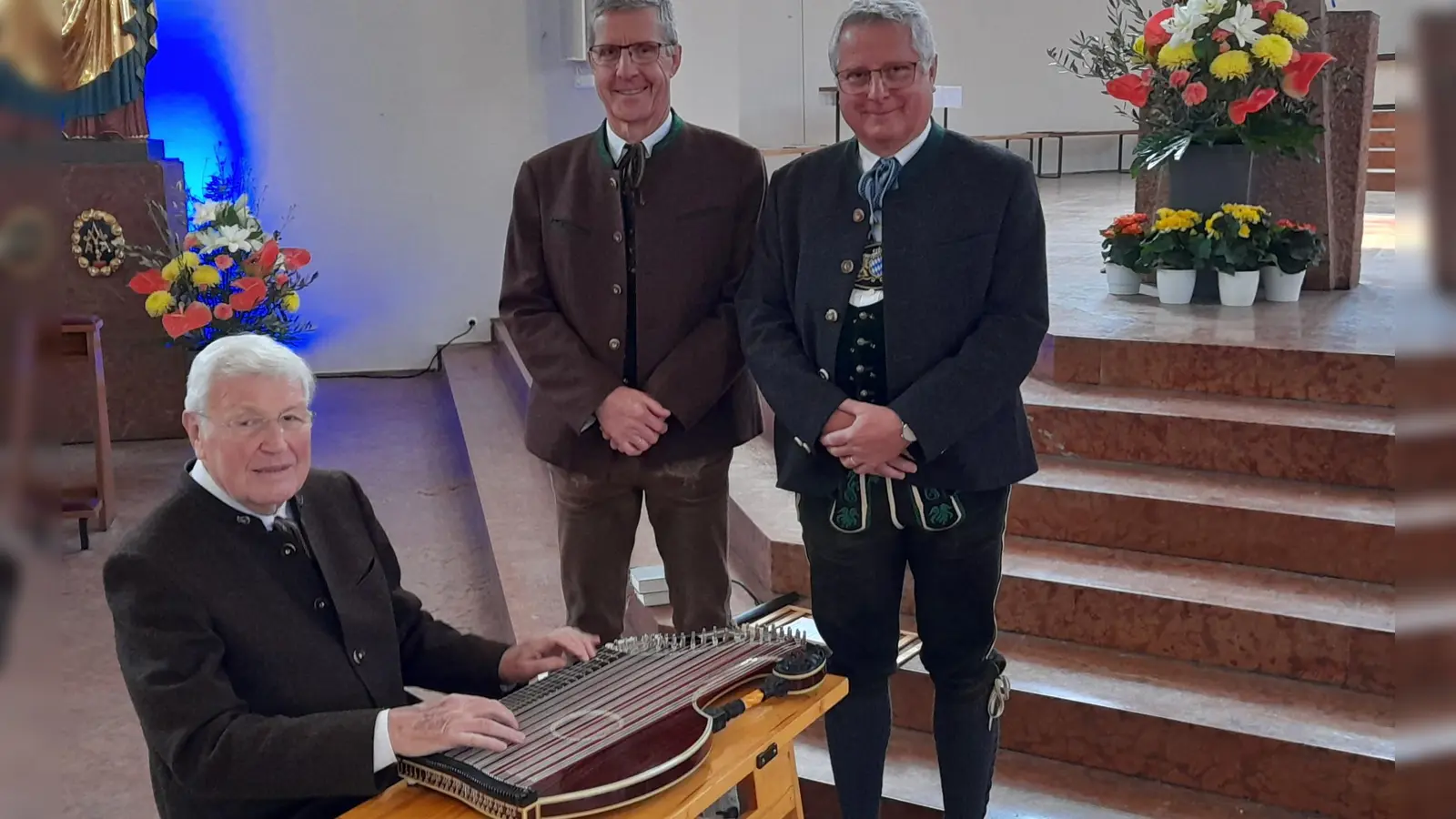 Die Maiandacht der Pfarrei Heilige Edith Stein München gestalten Adi und Andi Lackermeier (rechts im Bild) zusammen mit Eugen Friedl an der Zither. (Foto: kö)