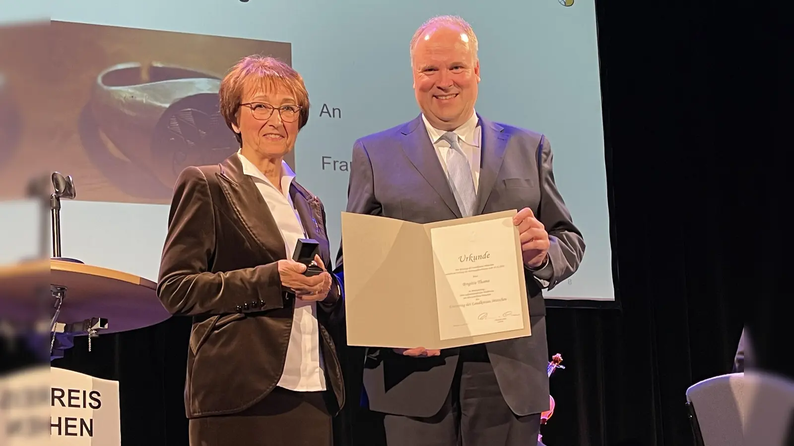 Johanna Hagn aus Ismaning wurde von Landrat Christoph Göbel der Ehrenring des Landkreises verliehen.  (Foto: hw)