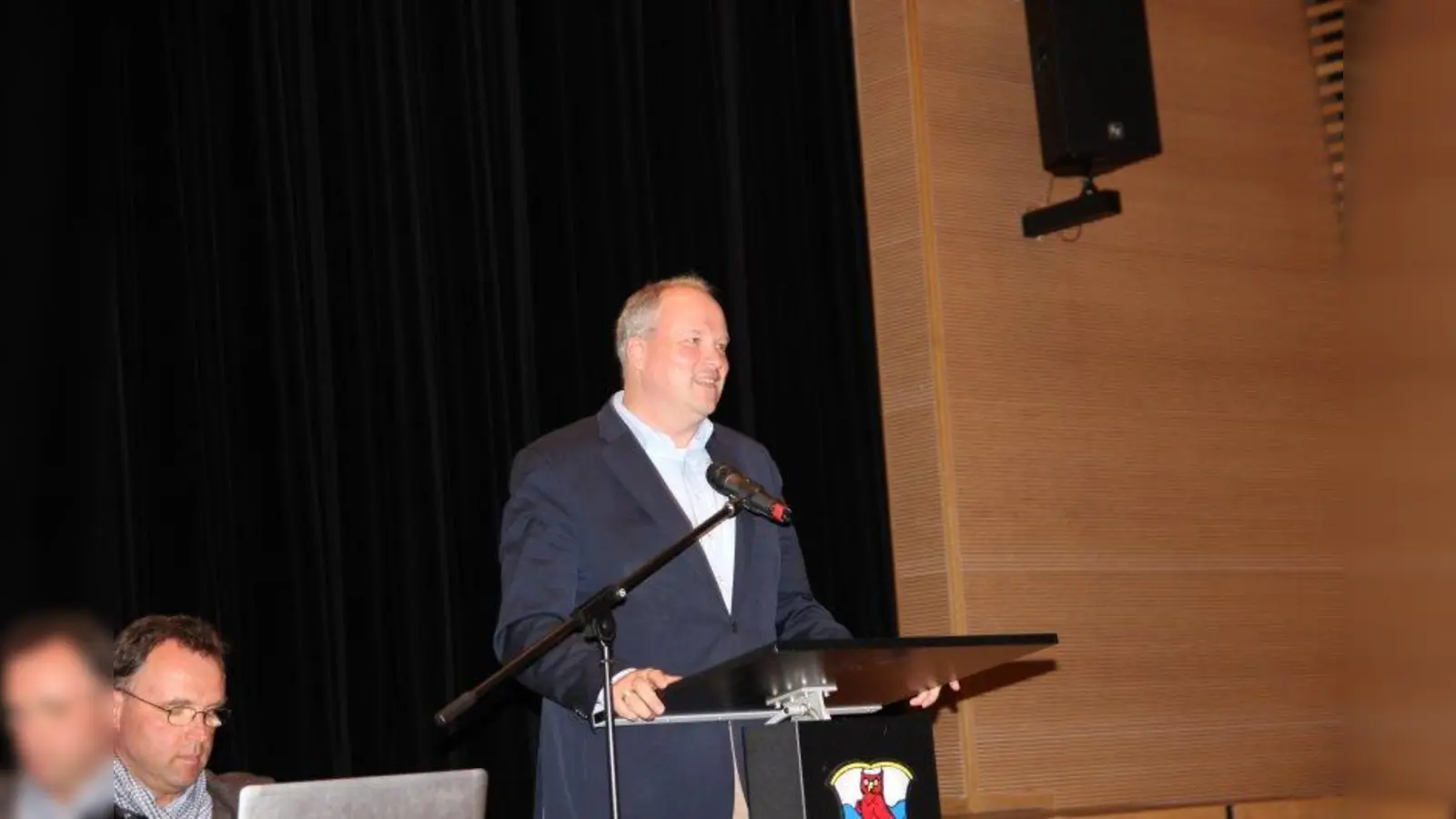 Landrat Christoph Göbel bei der Planegger Bürgerversammlung: Zwei Kiesabbaugebiete im Würmtal wären der „Supergau”, aber generell kein Kiesabbau hätte ebenfalls einschneidende Folgen, warnte er. (Foto: us)