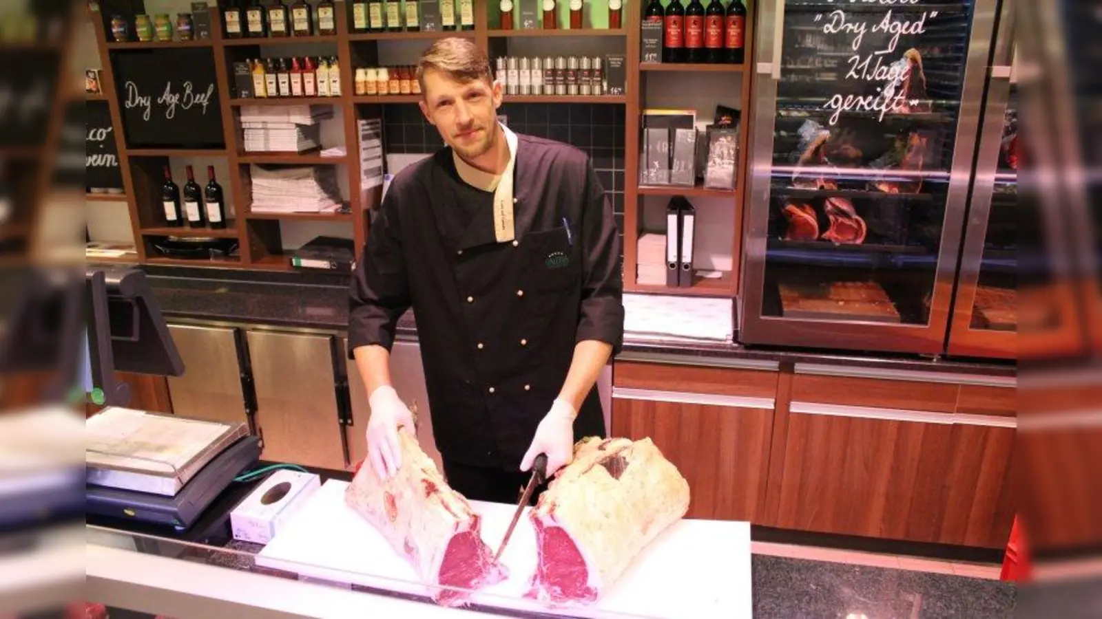 Fleischfachmann: Robert Becker ist Metzger in der Gourmetabteilung der Galeria Kaufhof am Rotkreuzplatz. (Foto: sb)