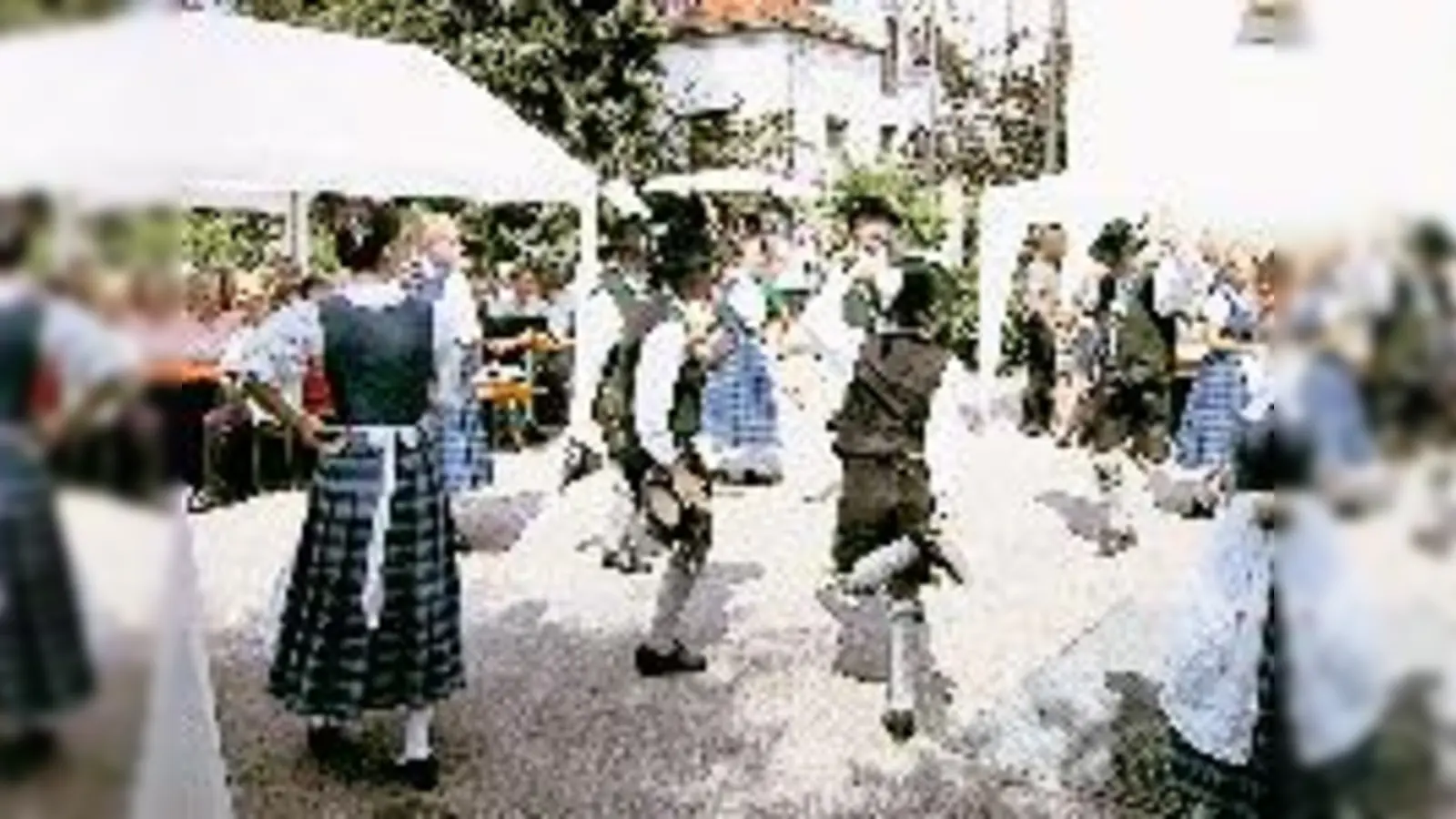 Die Volkstanzgruppe sorgt auf dem Pfarrfest für Unterhaltung.  (Foto: Pfarrei)