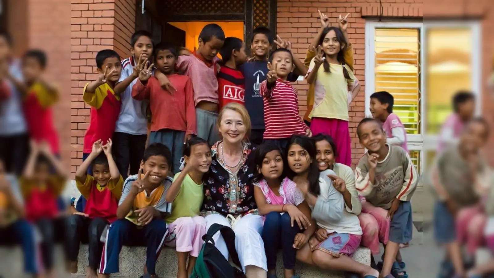 Dr. Roswitha Schroeter mit einer nepalesischen Kindergruppe. (Foto: carisimo e.V.)