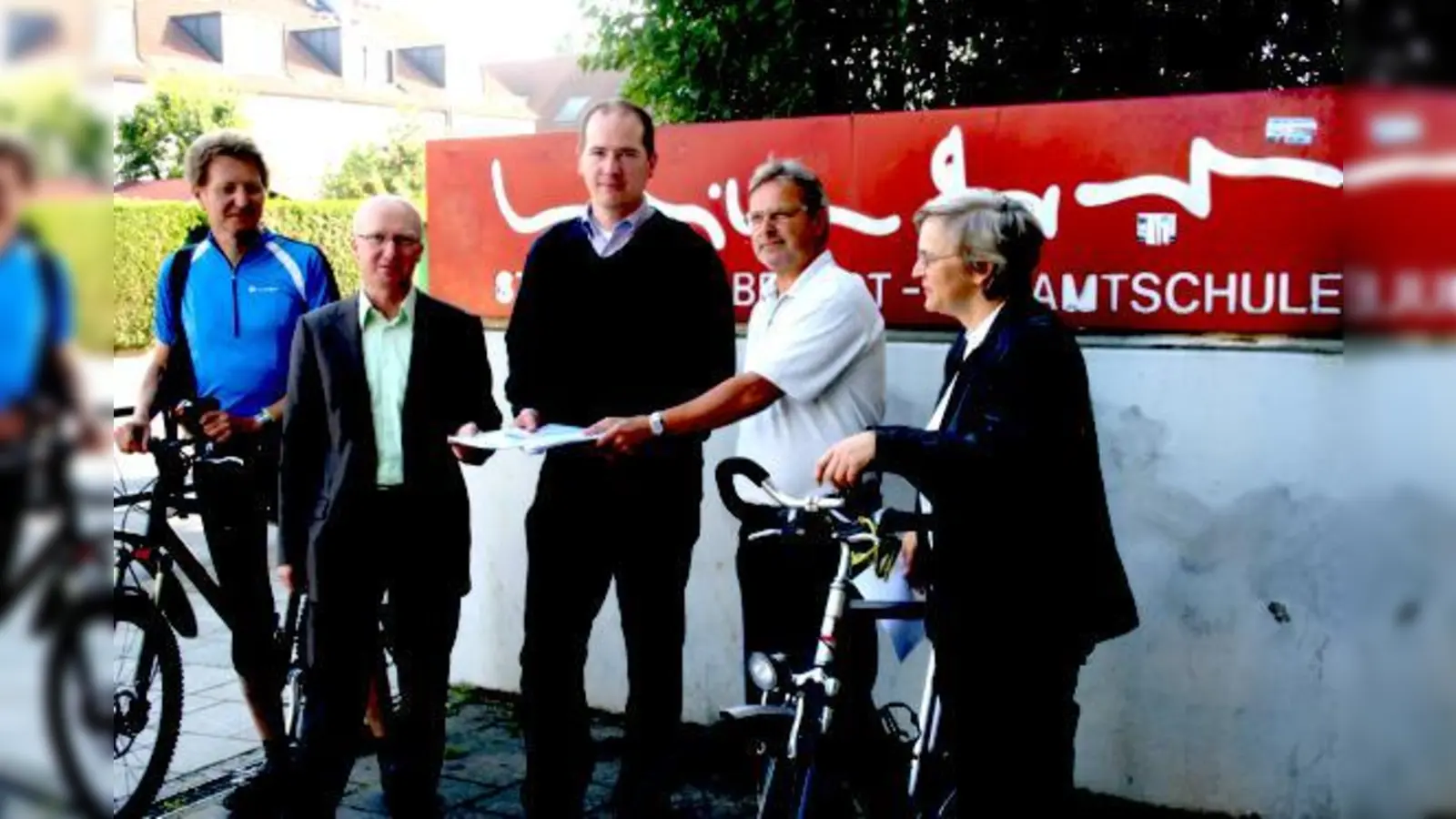 Über 200 Unterschriften kamen zusammen. Die Bürger fordern, dass der Radweg in der Gundermann- und Freudstraße wieder eingeführt wird. 	 (Foto: ws)