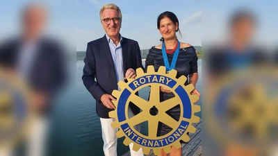 Michael Silbermann übergab turnusmäßig die Präsidentschaft an Stefanie Christin Bucher. (Foto: Rotary Club Ammersee-Römerstraße)