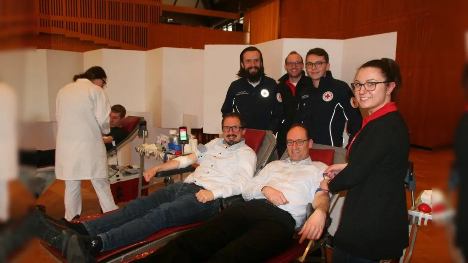 Von links: Matthias Nuber, Bernhard Goodwin und Bernhard Seidenath. Stehend: Paul Polyfka, Nico Schuster, Dennis Behrendt und Bettina Kugler. (Foto: BRK)