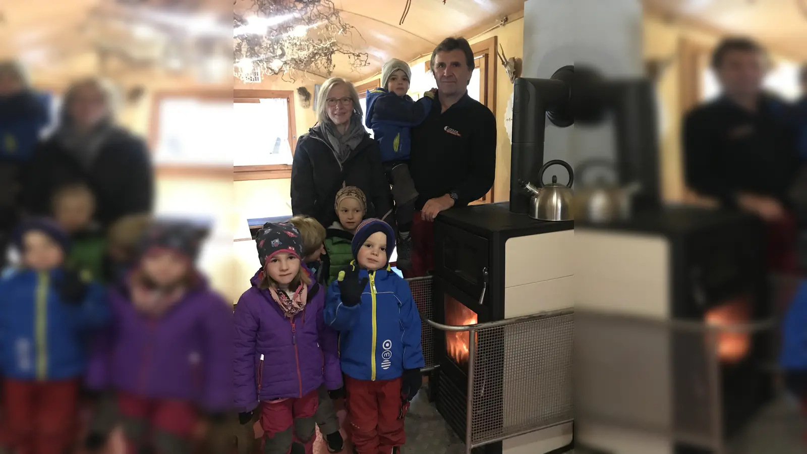 Kindergartenleitung Gretel Heinrich und die Kinder des Waldkindergartens bedanken sich herzlich bei Andreas Göhler, der den neuen Kaminofen für den Bauwagen spendiert hat. (Foto: hw)