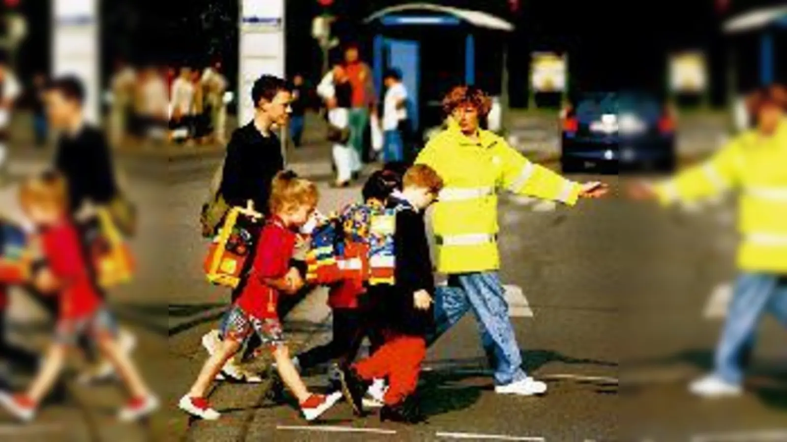 Isabella Eisenreich hilft kleinen und großen Schülern über die Straße.	 (Foto: KVR)